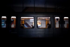 ¿Es más seguro viajar en Metro que participar en una reunión social?