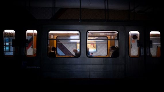¿Es más seguro viajar en Metro que participar en una reunión social?