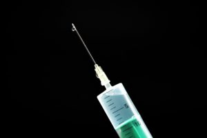 Vacuna contra el COVID-19 podría aplicarse en tratamiento para la esclerosis múltiple