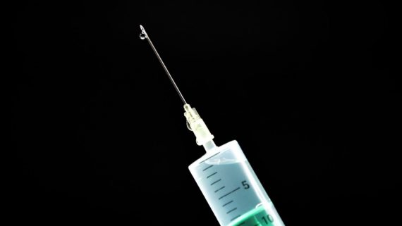 Vacuna contra el COVID-19 podría aplicarse en tratamiento para la esclerosis múltiple