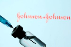 Otra vacuna más se acerca a Chile: ISP aprobaría en marzo inyección de Johnson & Johnson, recién autorizada por EE.UU.