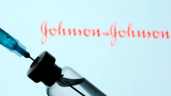 Otra vacuna más se acerca a Chile: ISP aprobaría en marzo inyección de Johnson & Johnson, recién autorizada por EE.UU.