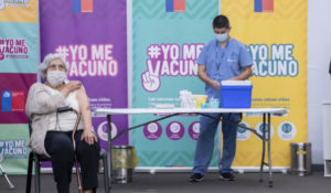 El elogiado plan de vacunación chileno no logra evitar la propagación del Covid-19
