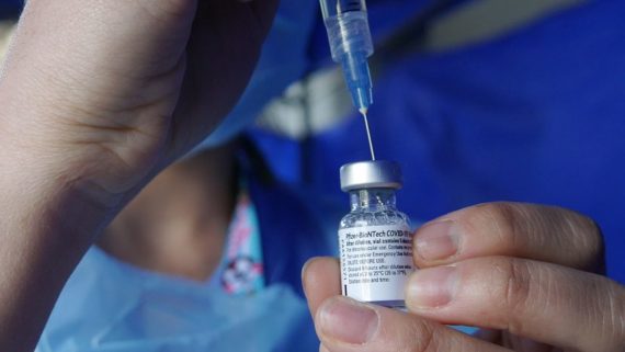 Infectóloga responde: ¿Qué tan segura es la vacunación Pfizer en adolescentes de 12 a 17 años?