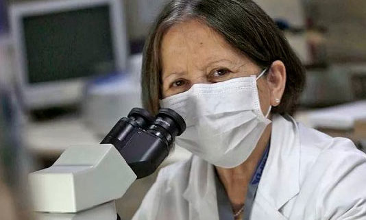 Vivir sin saliva: científicos chilenos exploran células de la boca para estudiar síndrome que devasta a mujeres