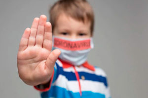 “Ómicron puede afectar a los niños más severamente”: médicos advierten que variante está produciendo alza de contagios en menores