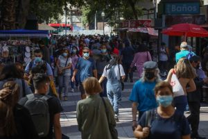 «Seguimos en pandemia»: Expertos piden no descuidarse ante posibilidad de nuevo rebrote