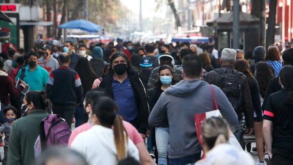 ¿Es momento de hablar de «endemia» en Chile?: Expertos debaten denominación frente a actual escenario sanitario