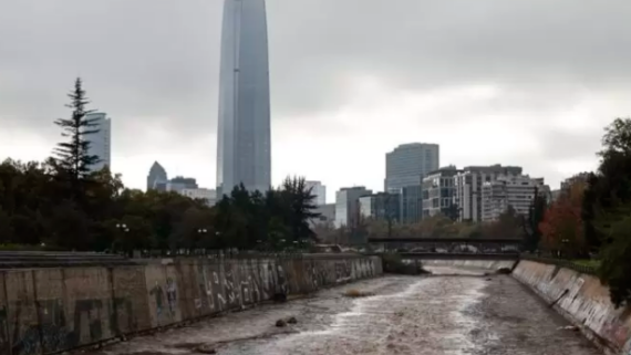 Científicos U. de Chile descubren dos bacterias con potencial antibiótico en el río Mapocho